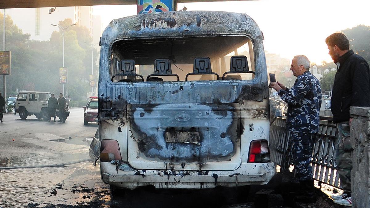 Imagen del autobús tras la explosión en Damasco (Siria).