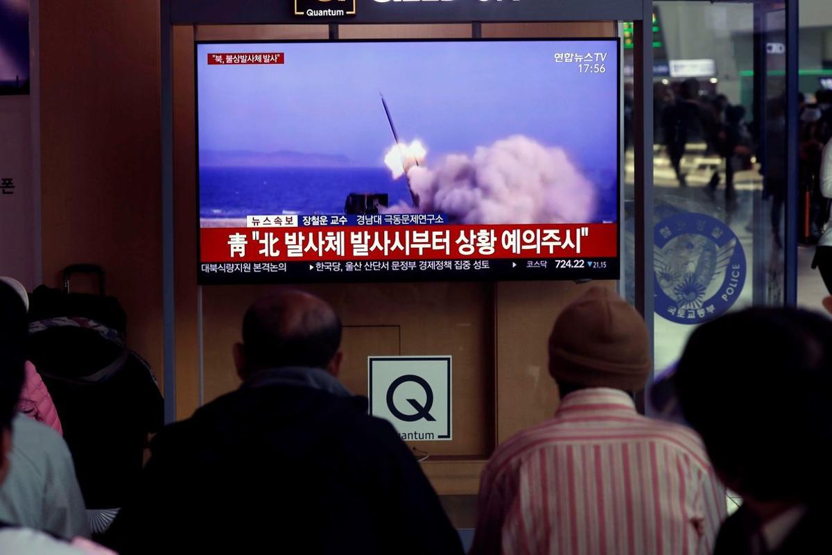 Transmisión del lanzamiento de una serie de proyectiles no identificados desde Corea del Norte. EFE
