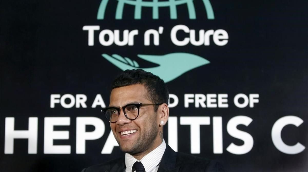 Dani Alves presenta la campaña por la que pretende ayudar a erradicar la hepatitis C. Dani Alves presenta la campaña por la que pretende ayudar a erradicar la hepatitis C.