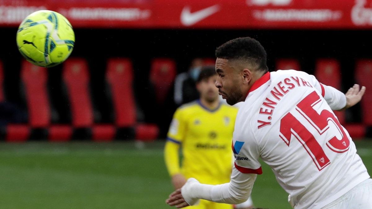 En-Nesyri marca de cabeza el tercer gol del Sevilla ante el Cádiz. En-Nesyri marca de cabeza el tercer gol del Sevilla ante el Cádiz.