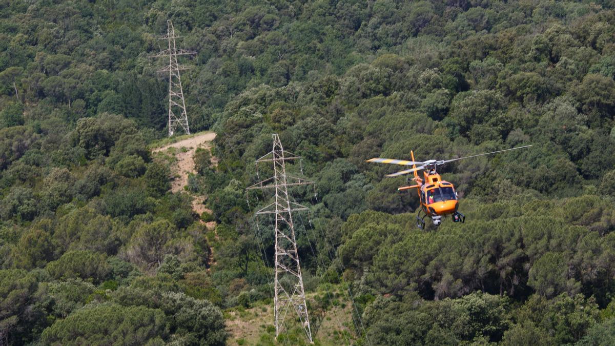 Helicóptero de Endesa, revisando las líneas eléctricas de los bosques catalanes.