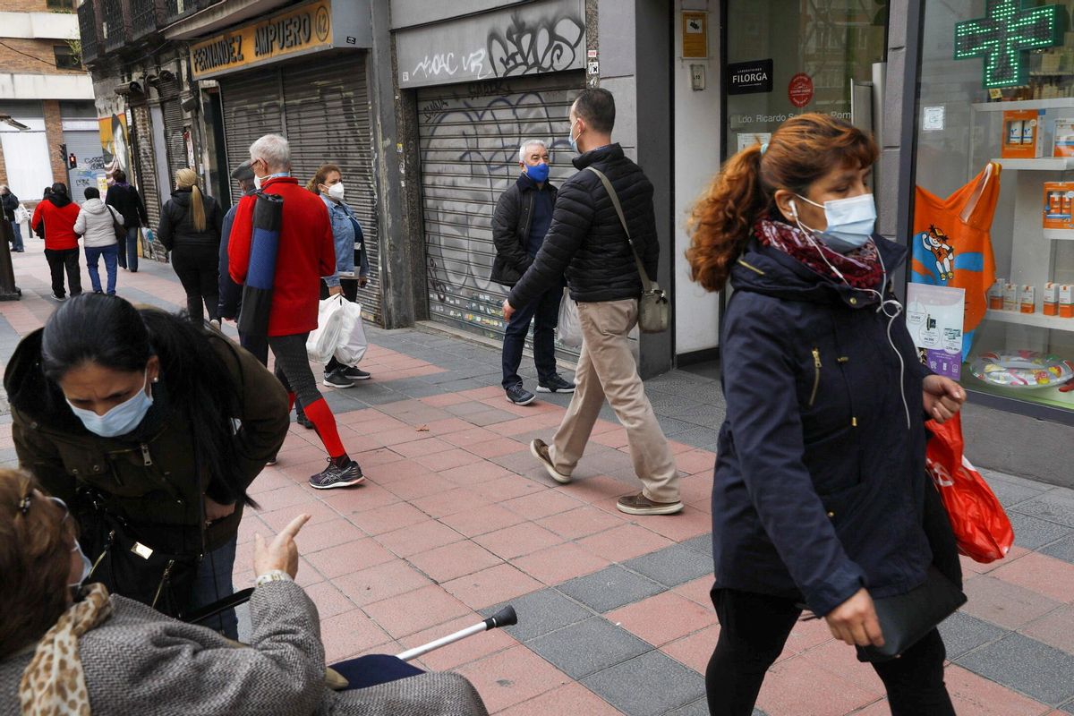 Callas de Madrid con paseantes utilizando mascarilla. Callas de Madrid con paseantes utilizando mascarilla.