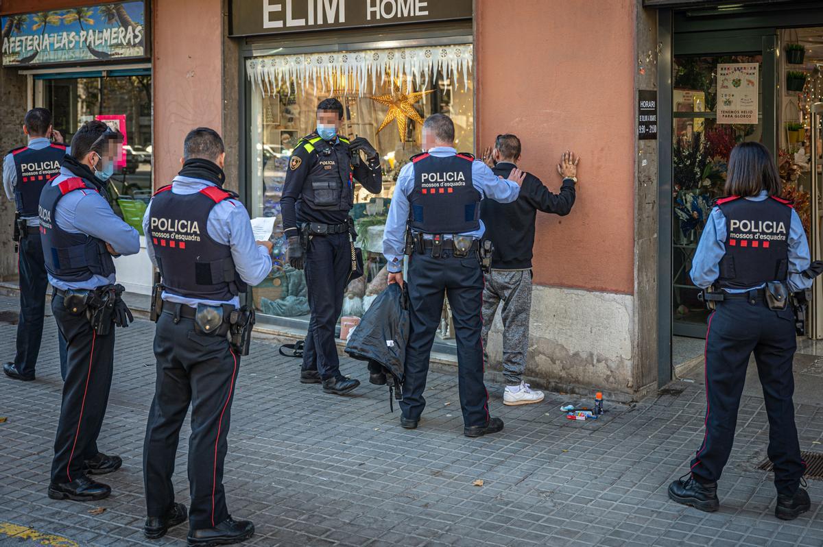 Els Mossos investiguen un atracament a un banc de la Meridiana de Barcelona