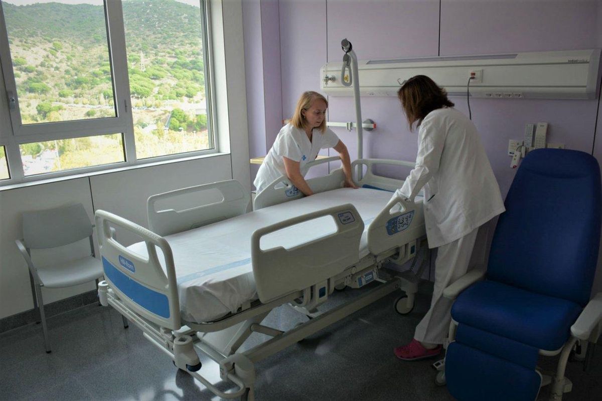 Dos profesionales del Hospital Can Ruti de Badalona en una imagen de archivo. Dos profesionales del Hospital Can Ruti de Badalona en una imagen de archivo.