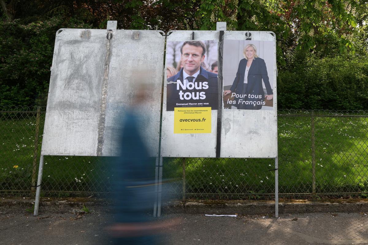 Carteles electorales de Emmanuel Macron y Marine Le Pen en la población de Cambrai.