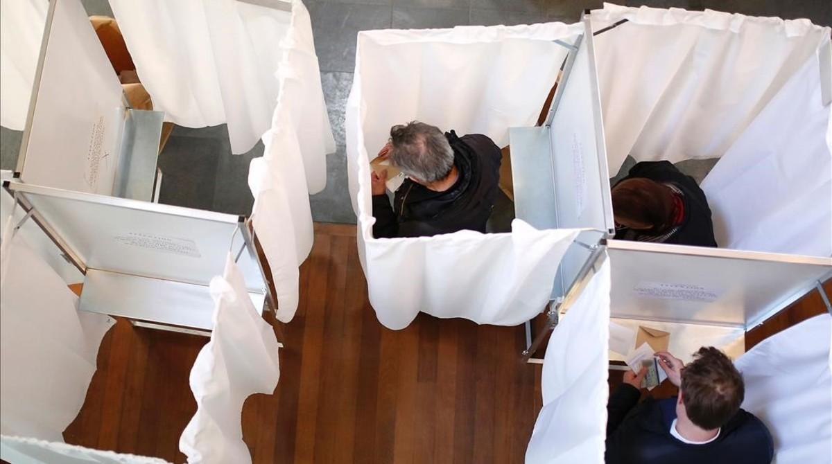 Cabinas de votación en un colegio electoral de París.