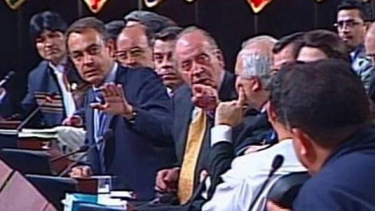 Juan Carlos I mandando callar a Hugo Chávez. Juan Carlos I mandando callar a Hugo Chávez.