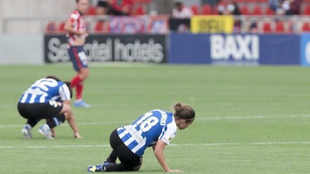 Marianela Szymanowski, en el centro, lamenta la derrota contra el Atlético. Marianela Szymanowski, en el centro, lamenta la derrota contra el Atlético.