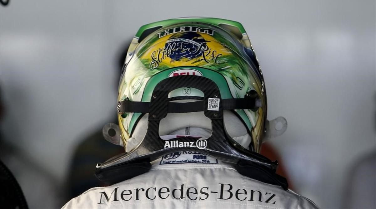 Lewis Hamilton, con el casco de homenaje a Aryton Senna que luce en Interlagos, donde nunca ha ganado. Lewis Hamilton, con el casco de homenaje a Aryton Senna que luce en Interlagos, donde nunca ha ganado.