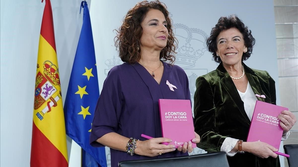 María Jesús Montero, ministra de Hacienda, e Isabel Celaá, portavoz del Gobierno, en la rueda de prensa posterior al Consejo de Ministros, el día mundial contra el cáncer de mama. María Jesús Montero, ministra de Hacienda, e Isabel Celaá, portavoz del Gobierno, en la rueda de prensa posterior al Consejo de Ministros, el día mundial contra el cáncer de mama.