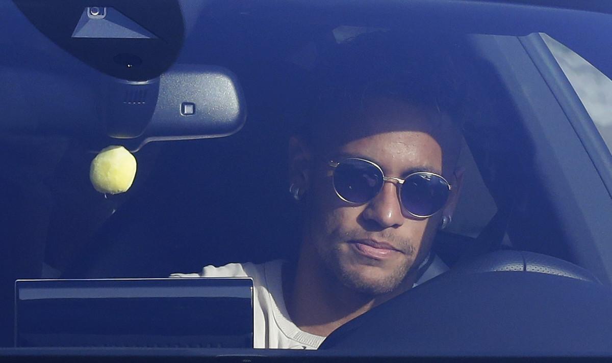 Neymar conduce su coche, este miércoles en Sant Joan Despí.
