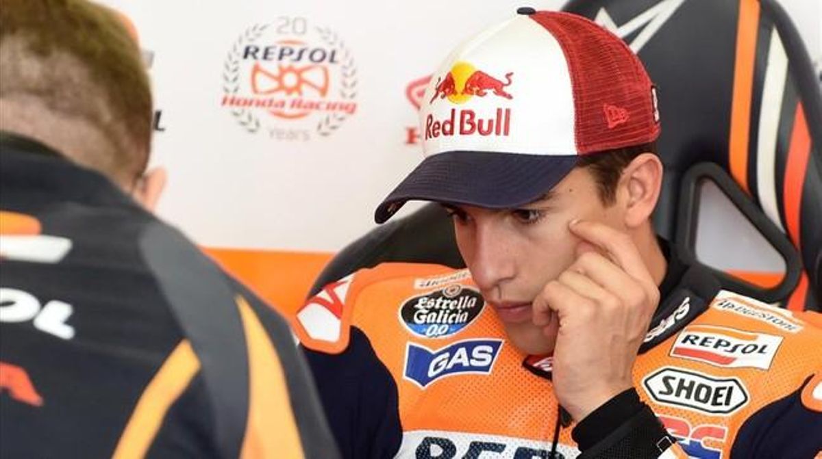 Márquez escucha a un mecánico en Motegi.. Márquez escucha a un mecánico en Motegi..