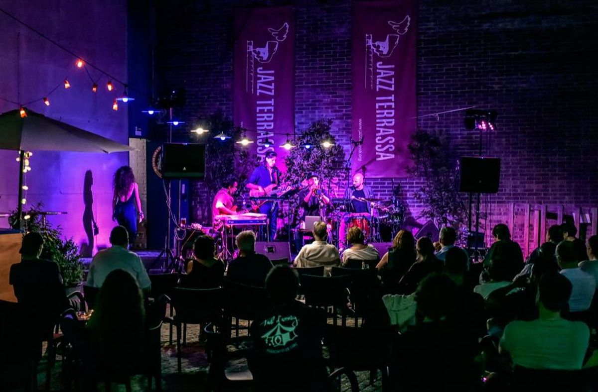 Concierto en el patio de la Nova Cava Jazz de Terrassa Concierto en el patio de la Nova Cava Jazz de Terrassa