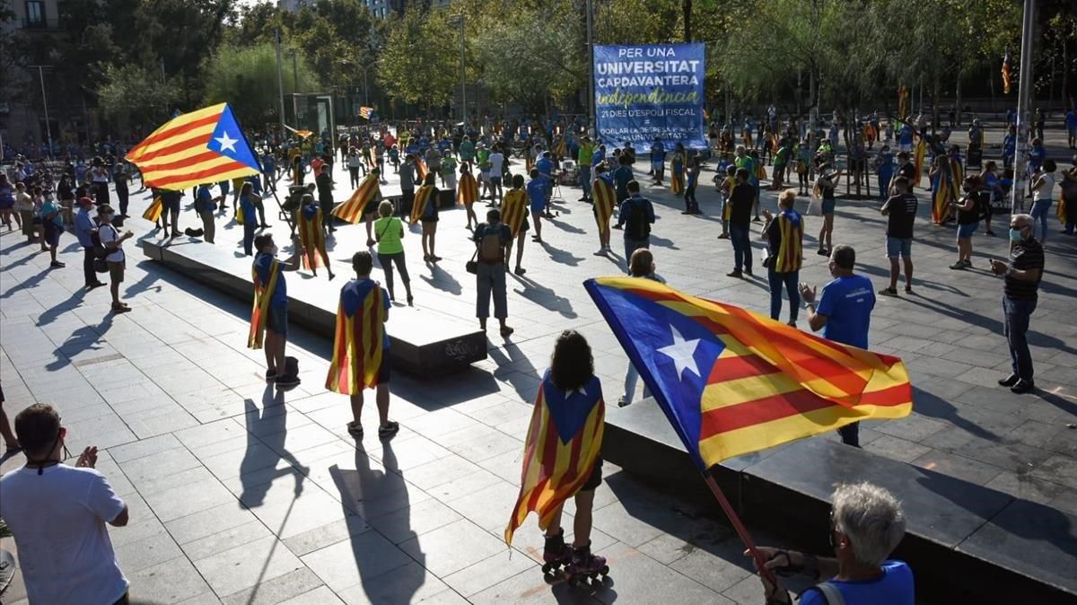 Imagen de la plaza de la Universitat, este viernes. Imagen de la plaza de la Universitat, este viernes.