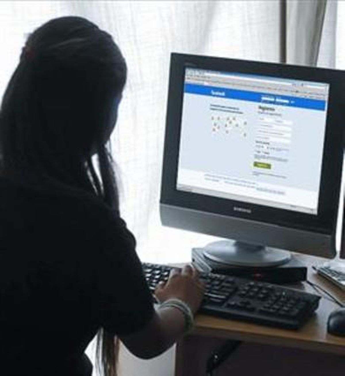 Una usuaria se conecta a Facebook. Una usuaria se conecta a Facebook.