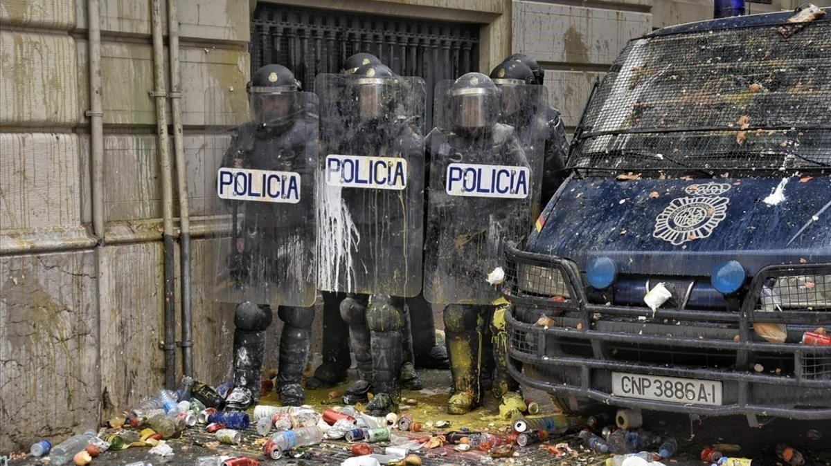 Agentes de la Policía Nacional, en la Jefatura Superior de la Via Laietana de Barcelona, el pasado 18 de octubre.