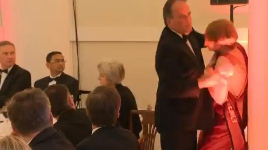 Un Pol tico Brit nico Suspendido Por Agarrar Del Cuello A Activista