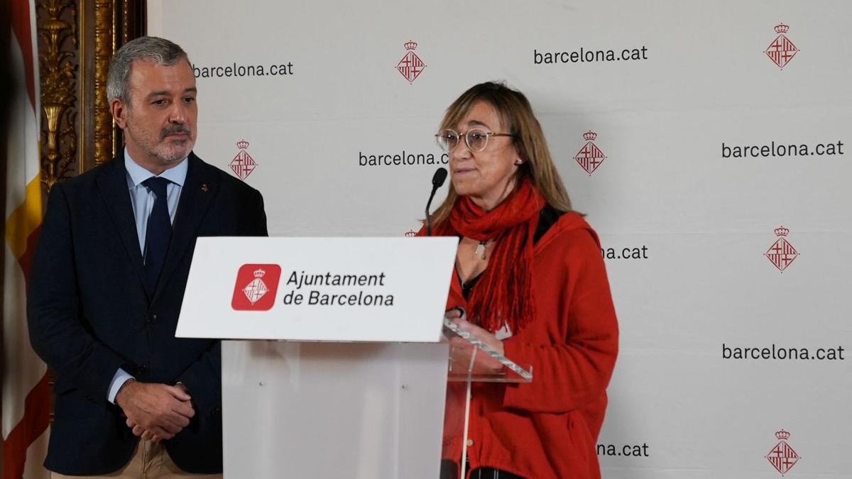Jaume Collboni y Betty Costa, responsable del sector del comercio de UGT, durante la firma del acuerdo de apertura de los domingos y festivos en zonas turísticas.