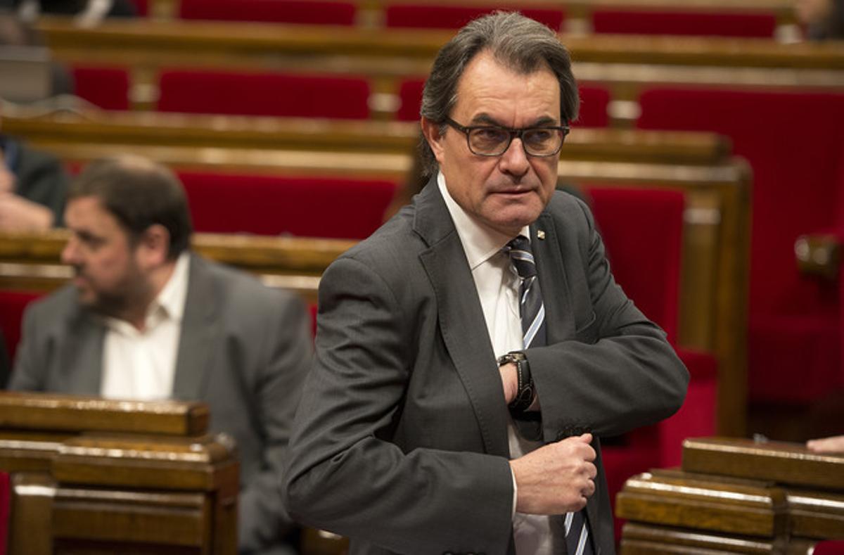 Artur Mas, en primer plano, y Oriol Junqueras, en su escaño, este miércoles en el Parlament.