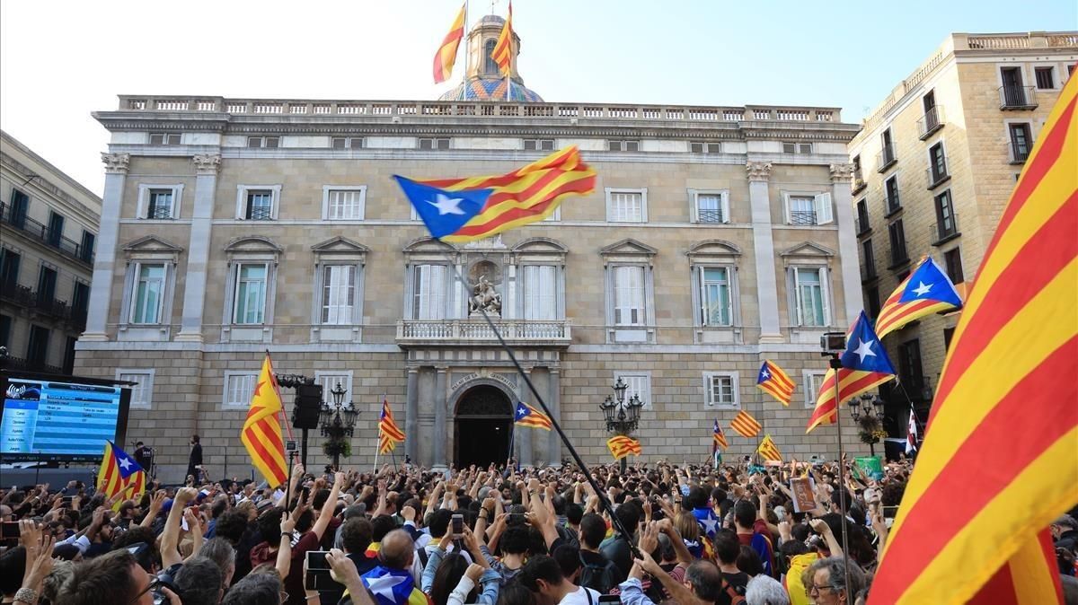 Concentración en la Plaça Sant Jaume para celebrar la declaración de independencia. Concentración en la Plaça Sant Jaume para celebrar la declaración de independencia.