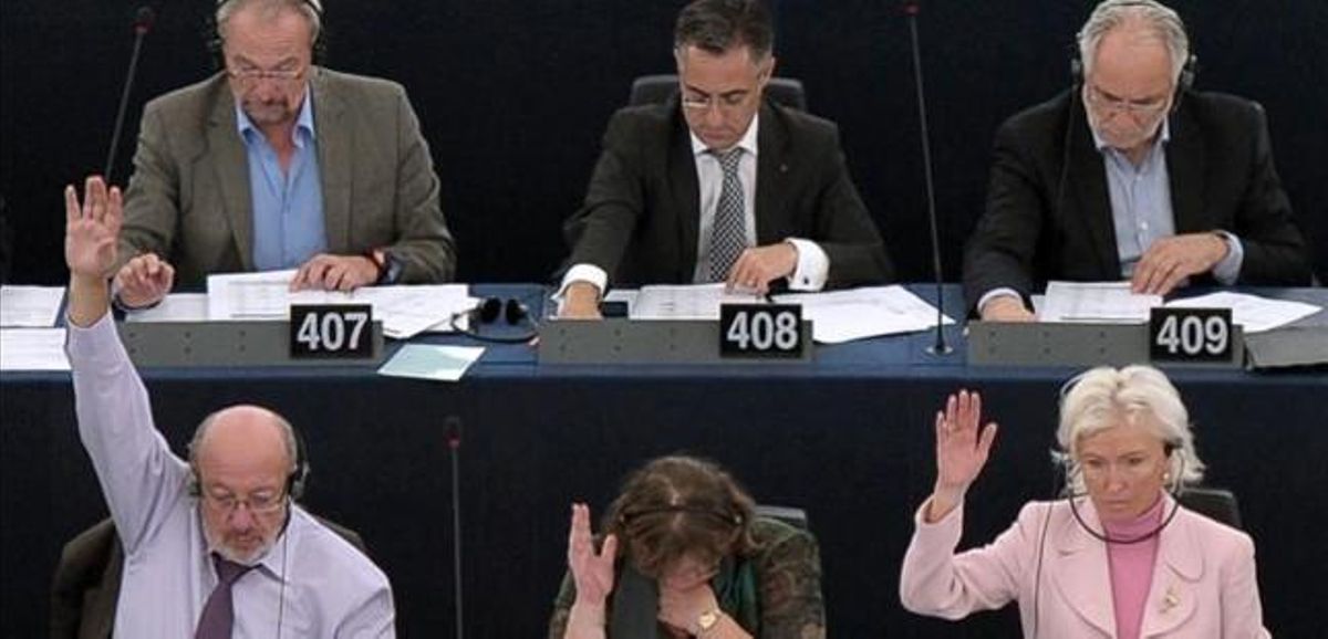Varios eurodiputados votan en una sesión en el Parlamento Europeo, este miércoles en Estrasburgo. Varios eurodiputados votan en una sesión en el Parlamento Europeo, este miércoles en Estrasburgo.