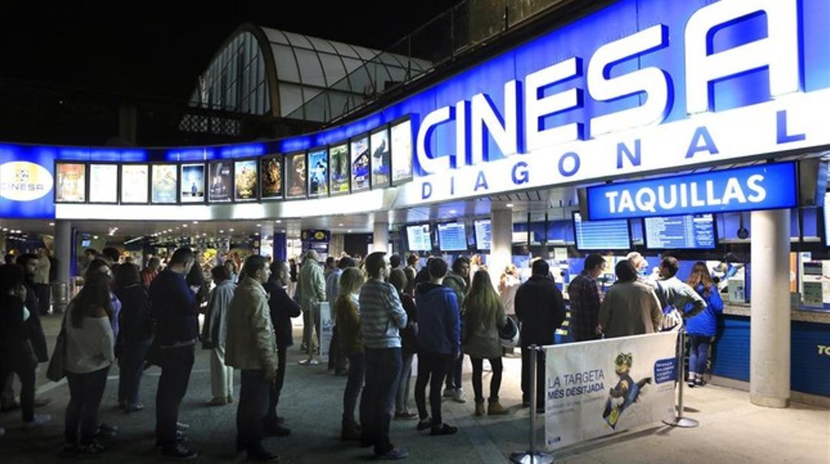 Colas ante los Cinesa de Barcelona en la Fiesta del Cine de otoño del 2014.