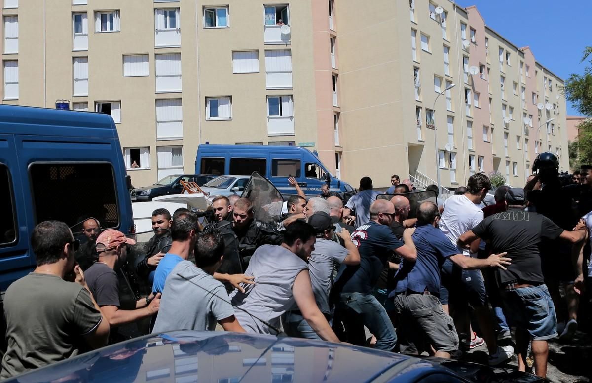 La policía de Córcega intenta evitar que los manifestantes entren en el barrio de Lupino, lugar donde habita una importante comunidad magrebí. La policía de Córcega intenta evitar que los manifestantes entren en el barrio de Lupino, lugar donde habita una importante comunidad magrebí.
