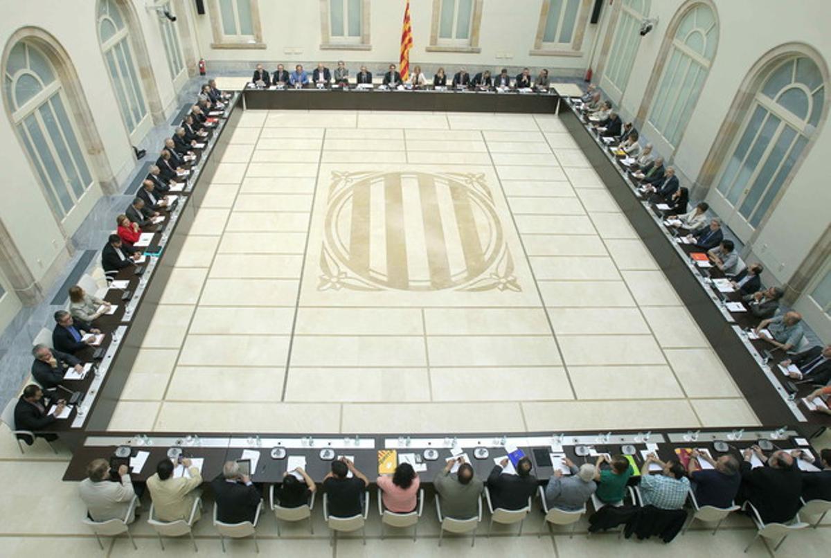 Representantes de entidades catalanas y partidos políticos el pasado miércoles en el Parlament en la constitución del Pacte Nacional pel Dret a Decidir.