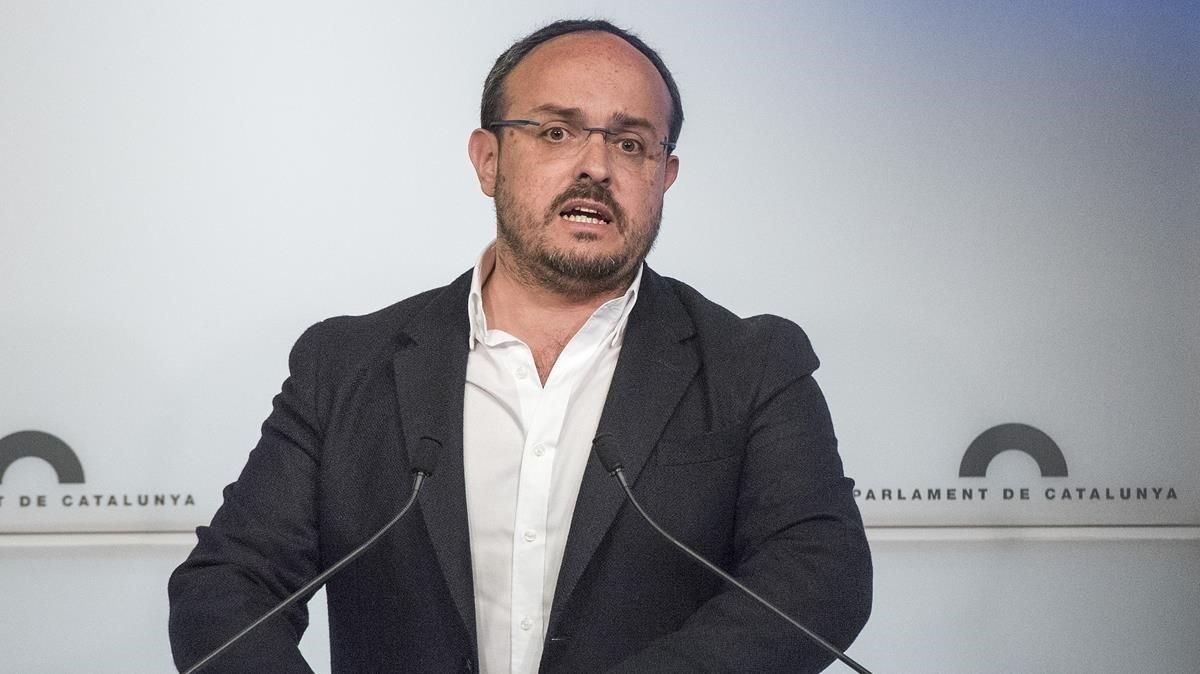 El presidente del PPC, Alejandro Fernández, en una rueda de prensa en el Parlament. El presidente del PPC, Alejandro Fernández, en una rueda de prensa en el Parlament.