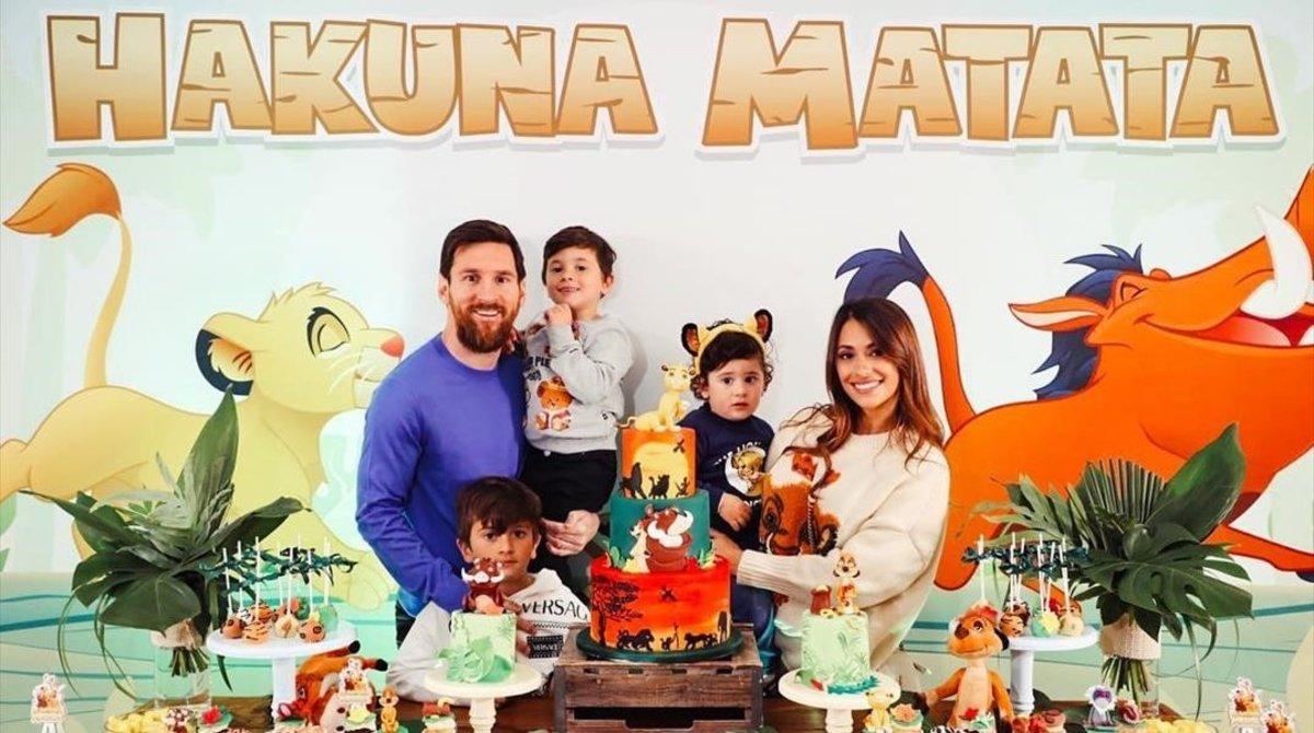 Leo Messi y Antonela Roccuzzo posan con sus hijos, Thiago, Mateo y Ciro, en el segundo cumpleaños del pequeño.