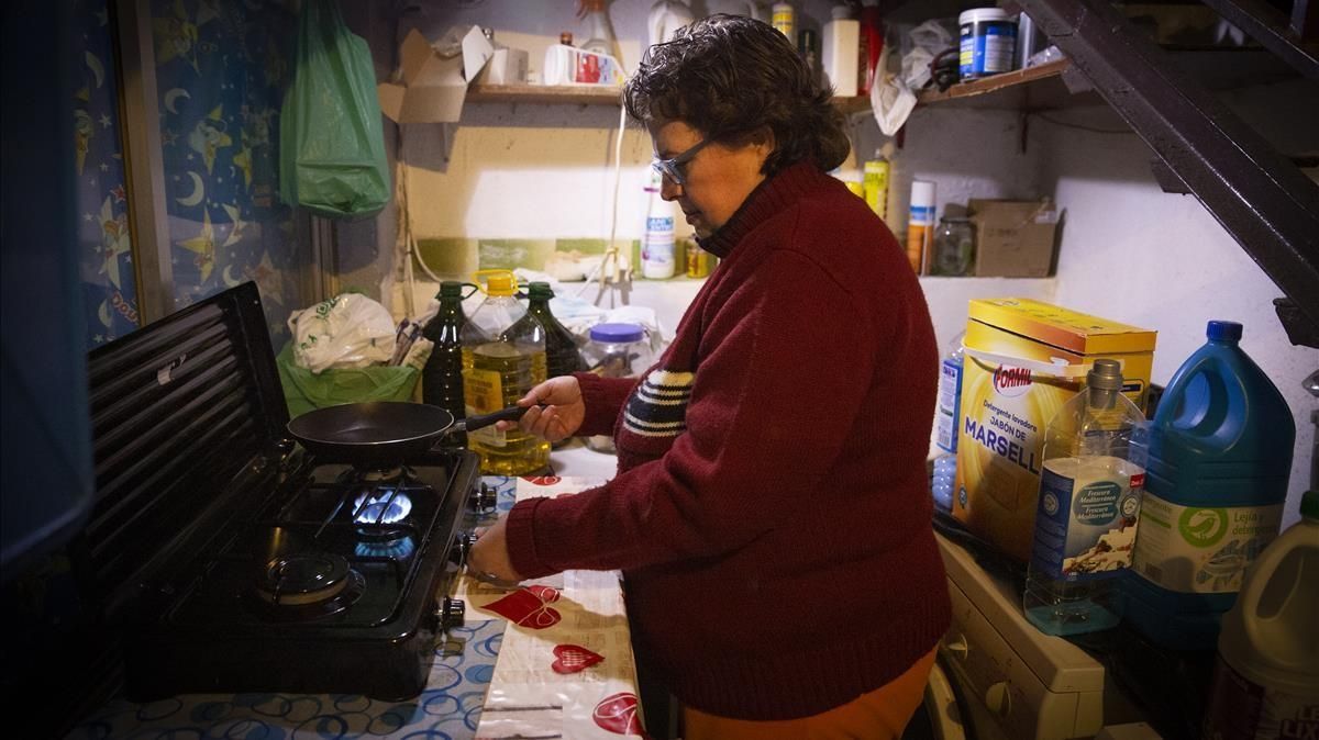 Cristina García cocinando con gas butano en su vivienda del barrio de La Salut de Badalona. Cristina García cocinando con gas butano en su vivienda del barrio de La Salut de Badalona.