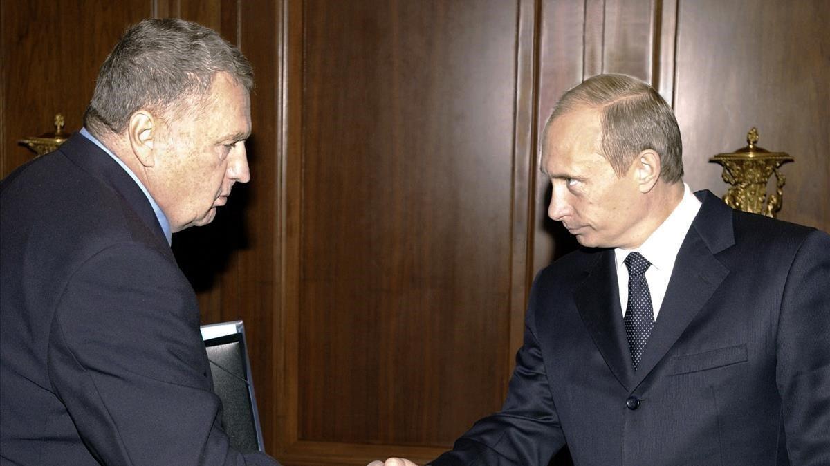 Zhinirovski saluda a Putin, en un encuentro en el 2004.