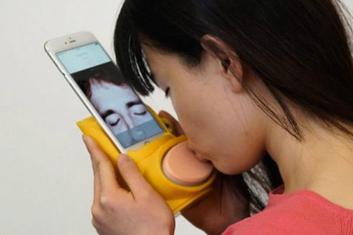 Una chica utiliza la funda para besar a distancia en tiempo real.