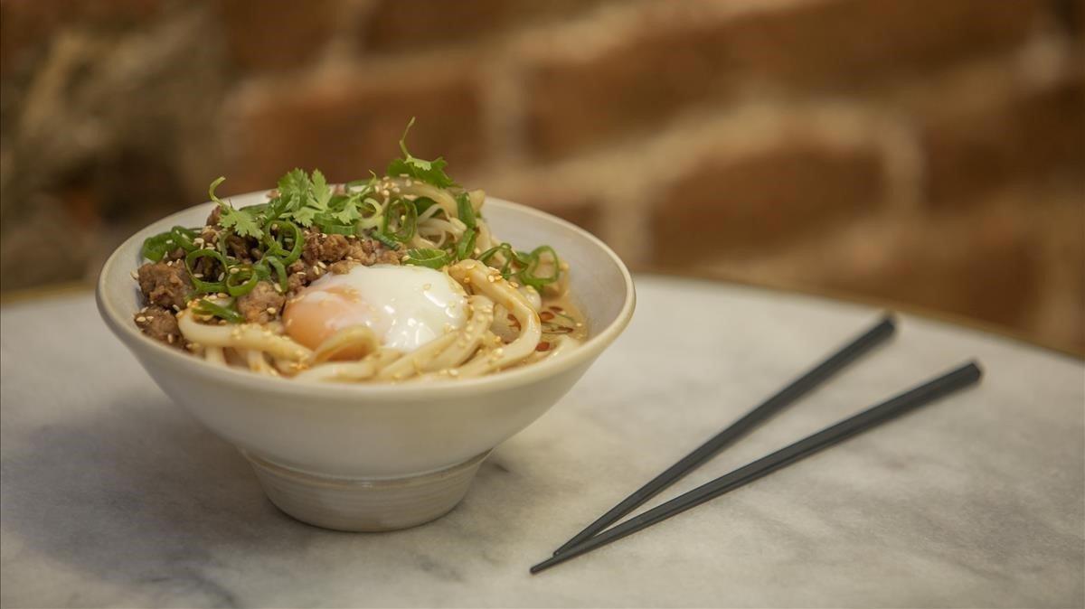 El bol de ’tan tan udon’ de cerdo y huevo a baja temperatura del restaurante Arigato. El bol de ’tan tan udon’ de cerdo y huevo a baja temperatura del restaurante Arigato.