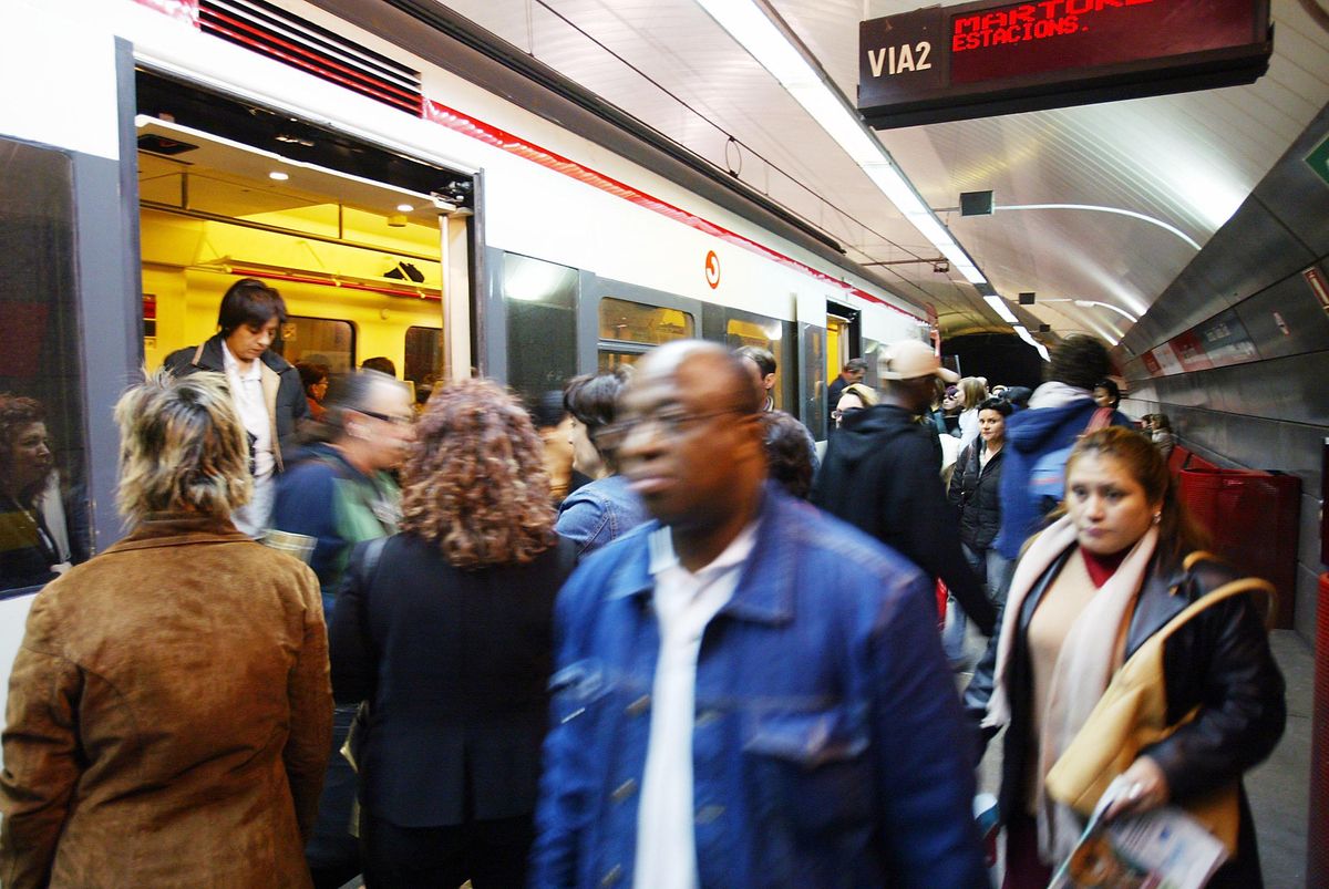 Parats durant una hora i a les fosques en una altra avaria de Rodalies a Barcelona Parats durant una hora i a les fosques en una altra avaria de Rodalies a Barcelona
