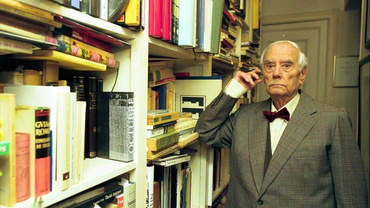 El escritor Joan Perucho, rodeado de libros. El escritor Joan Perucho, rodeado de libros.