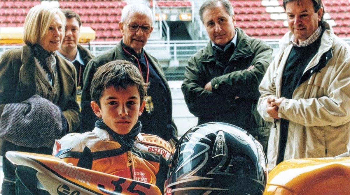Marc Márquez, de niño, ante Sebastiá Salvador, Juan Moreta y Ángel Viladoms, tres de los dirigentes que más le ayudaron a crecer.