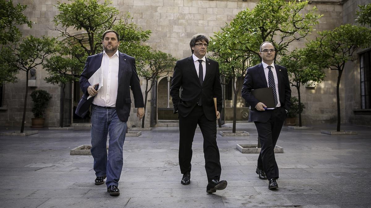 Junqueras, Puigdemont y Turull se dirigen a la reunión de Govern.