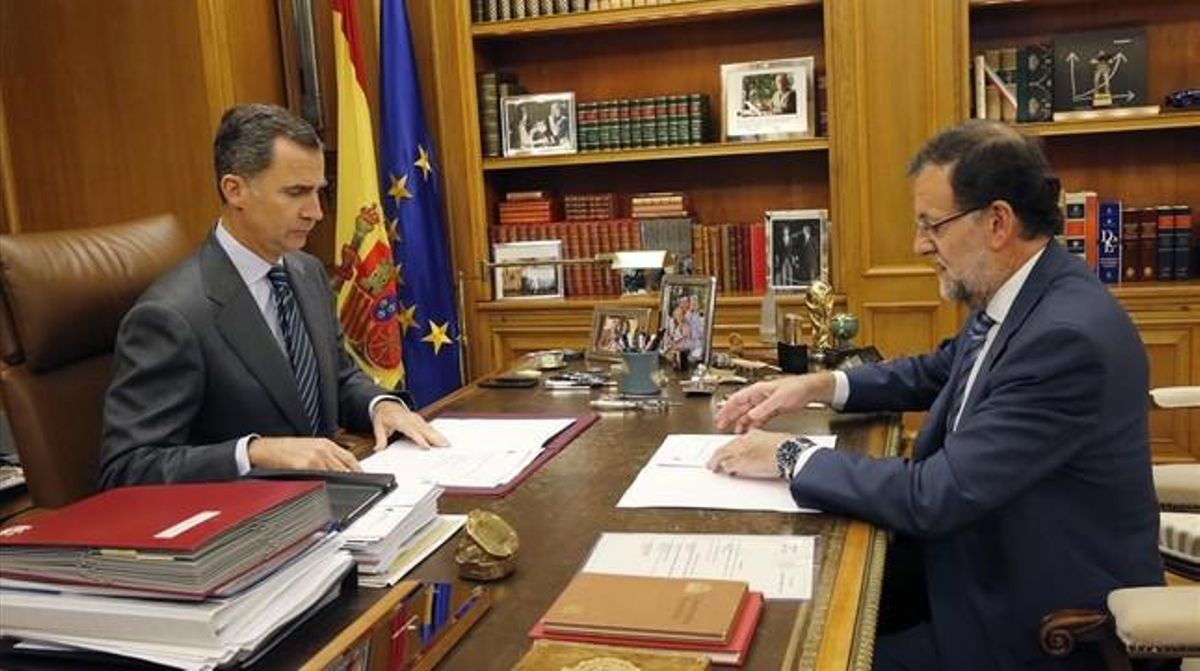 El rey Felipe VI y Mariano Rajoy, durante uno de sus habituales despachos semanales, el pasado noviembre. El rey Felipe VI y Mariano Rajoy, durante uno de sus habituales despachos semanales, el pasado noviembre.