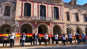 Simpatizantes de Ciutadans a las puertas del Parlament