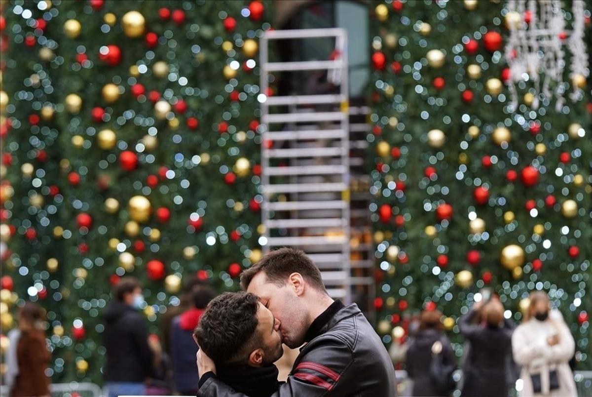 Una pareja se besa hoy en las calles de Madrid