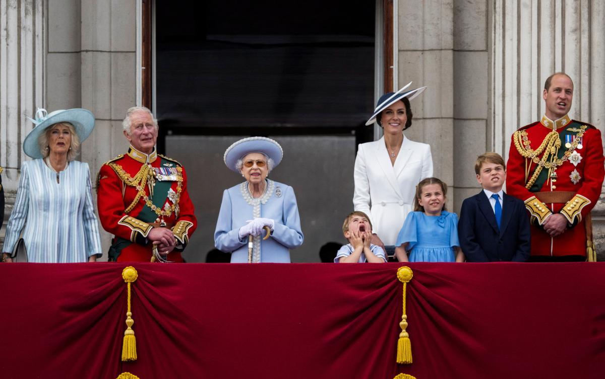 La família reial s’afegeix a la desfilada militar pel jubileu d’Isabel II