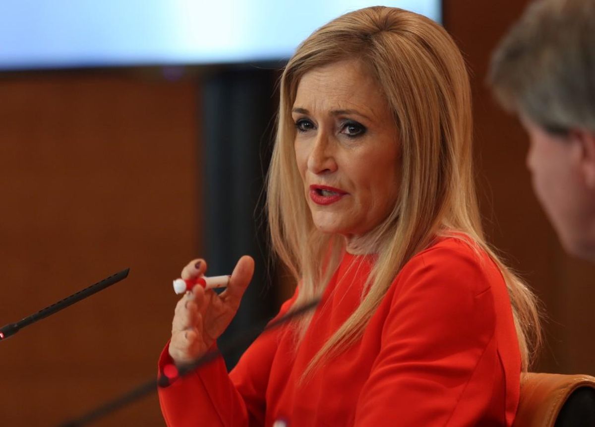 Cifuentes renuncia al máster para tratar de evitar su dimisión Cifuentes renuncia al máster para tratar de evitar su dimisión