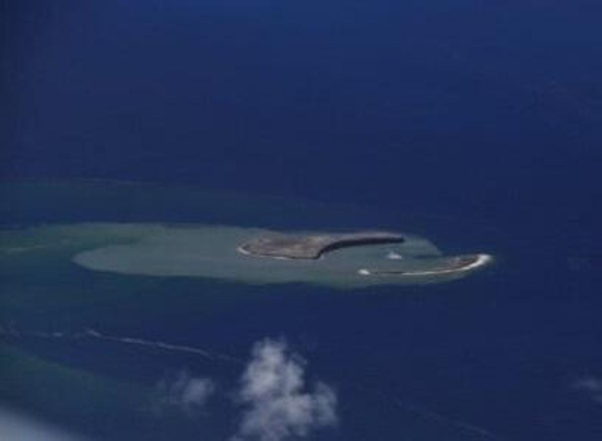 El islote de Fukutoku-Okanoba, formado por la erupción de un volcán submarino. El islote de Fukutoku-Okanoba, formado por la erupción de un volcán submarino.