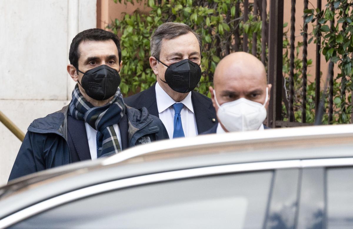 Mario Draghi abandona su residencia, este jueves en Roma. Mario Draghi abandona su residencia, este jueves en Roma.