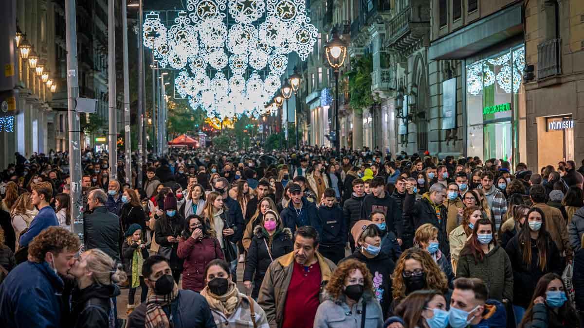 Gente de compras y de paseo en el Portal de l’Àngel de Barcelona, el 11 de diciembre.