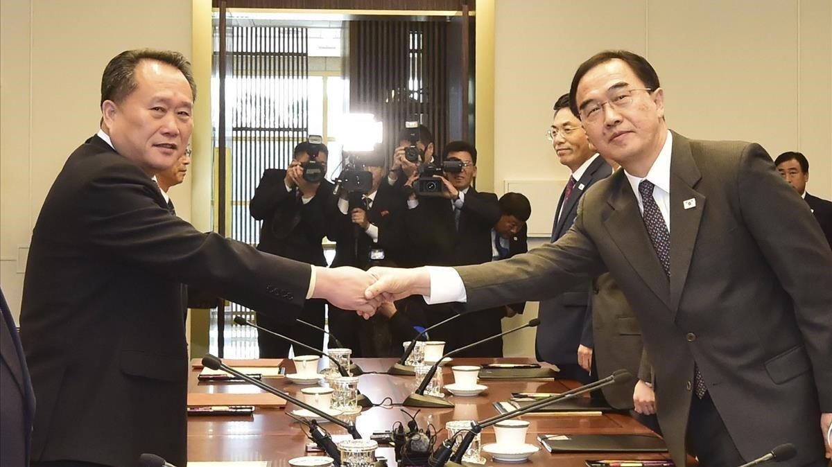 Los dos políticos coreanos se dan la mano en la reunión entre ambos países en Pammujeon. 