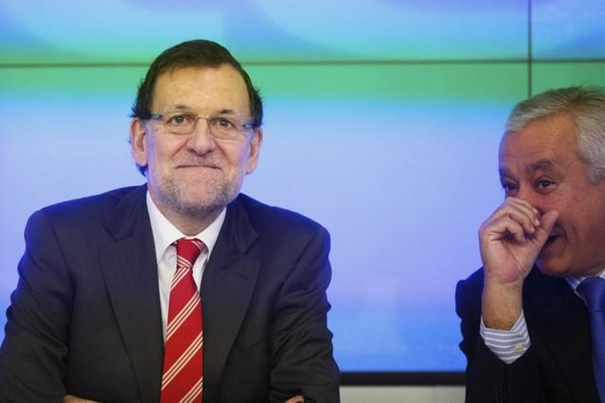 Mariano Rajoy sonríe junto a Javier Arenas, este miércoles, en la ejecutiva del PP. Mariano Rajoy sonríe junto a Javier Arenas, este miércoles, en la ejecutiva del PP.