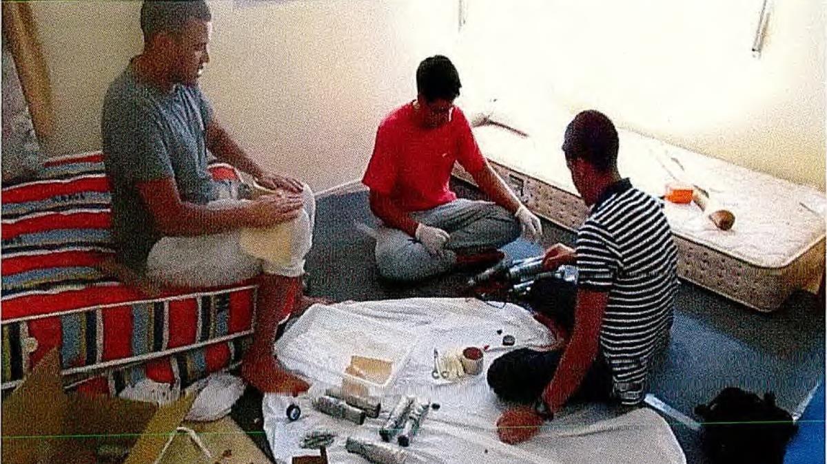 Youssef Aalla, Youness Abouyaaqoub y Mohamed Hichamy, manipulando los explosivos que pensaban utilizar para cometer los atentados, en la casa de Alcanar.