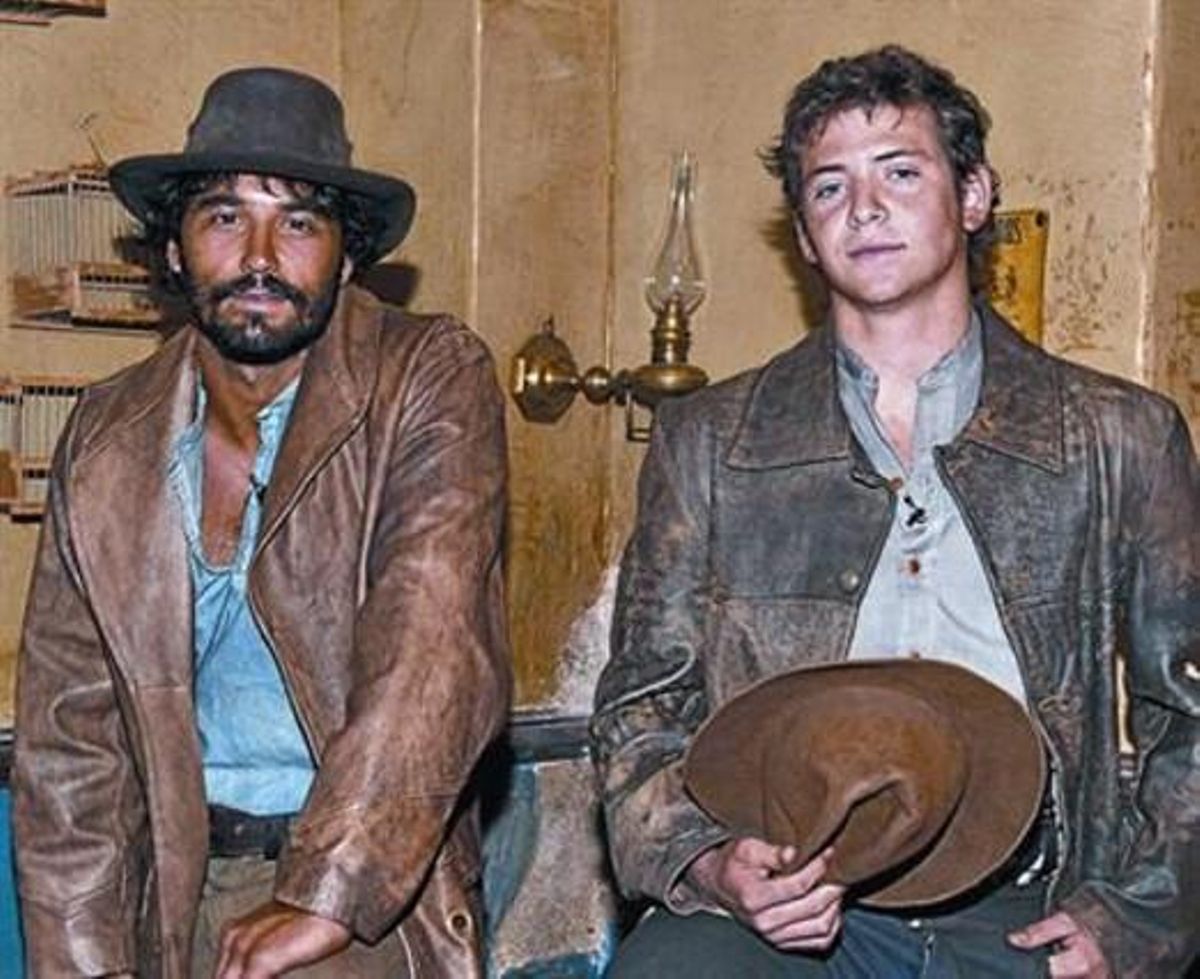 Álex García (izquierda) y Junio Valverde, en el rodaje de ’Tierra de lobos’. Álex García (izquierda) y Junio Valverde, en el rodaje de ’Tierra de lobos’.